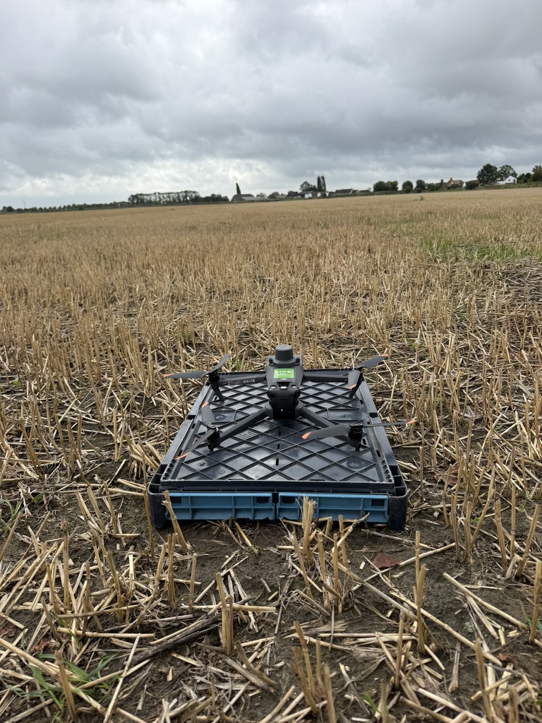 Drone klaar voor vertrek op een perceel met graanstoppel